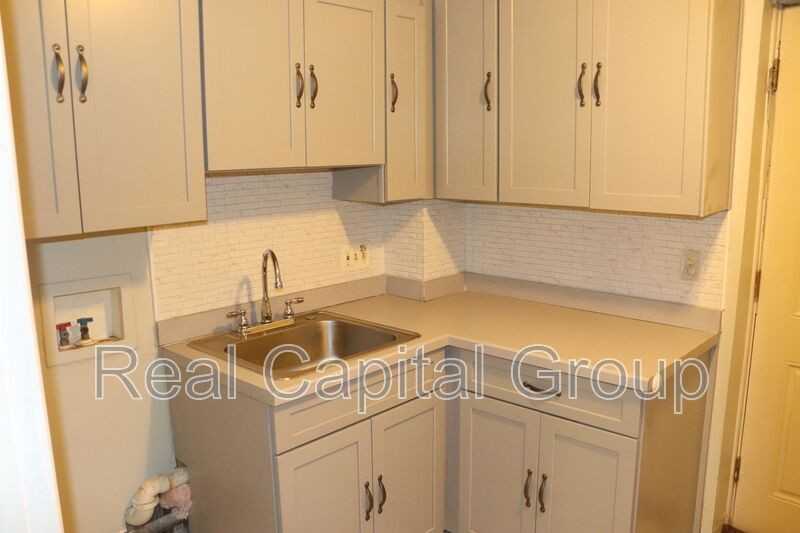 524 Summit Ave - Photo 6 of 14