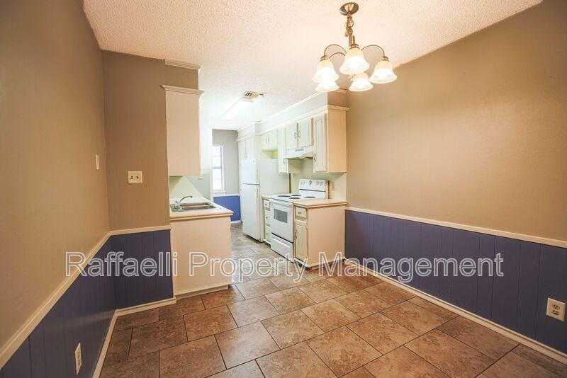 11 Forest Villa Apartments - Photo 5 of 9