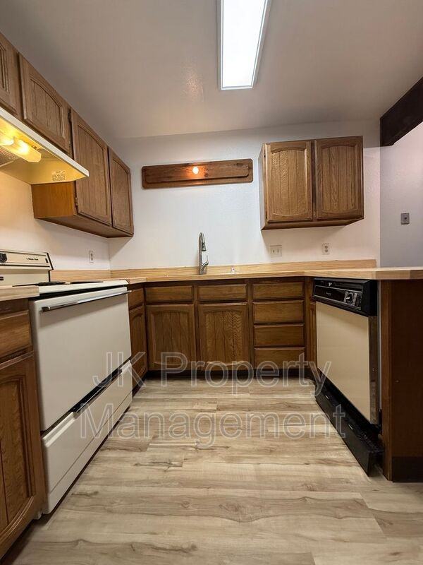 401 50th St S #8 - Photo 5 of 13