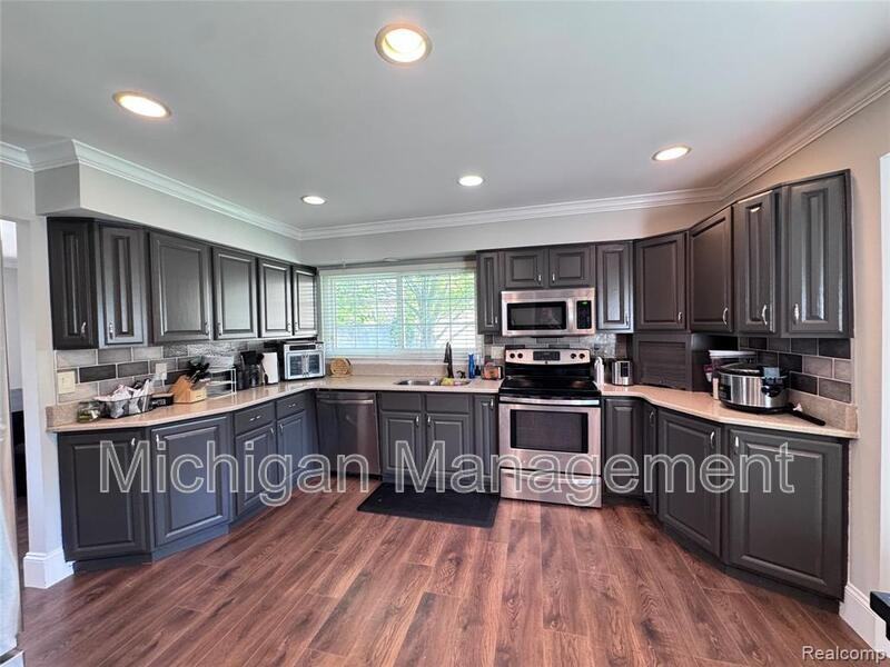 5203 Forestdale Ct - Photo 2 of 41