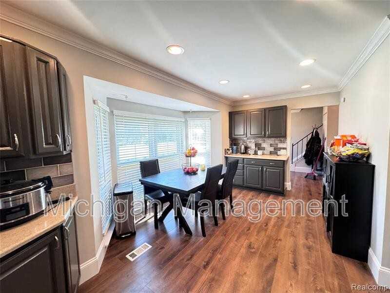 5203 Forestdale Ct - Photo 3 of 41