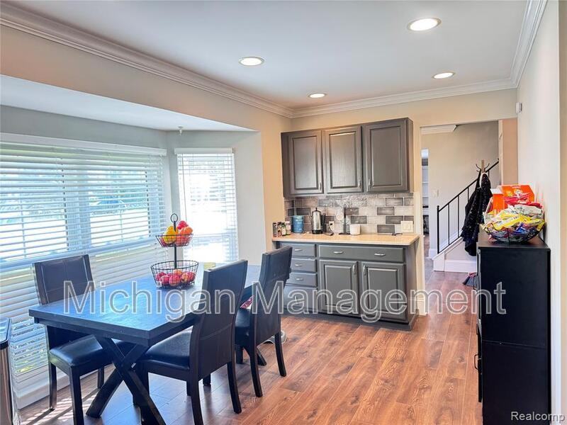 5203 Forestdale Ct - Photo 4 of 41
