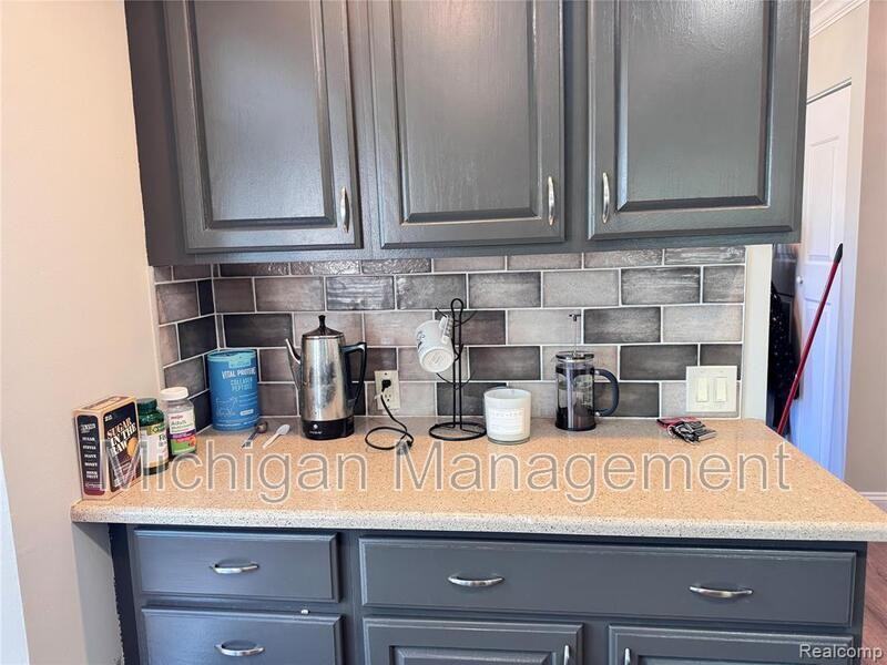 5203 Forestdale Ct - Photo 6 of 41