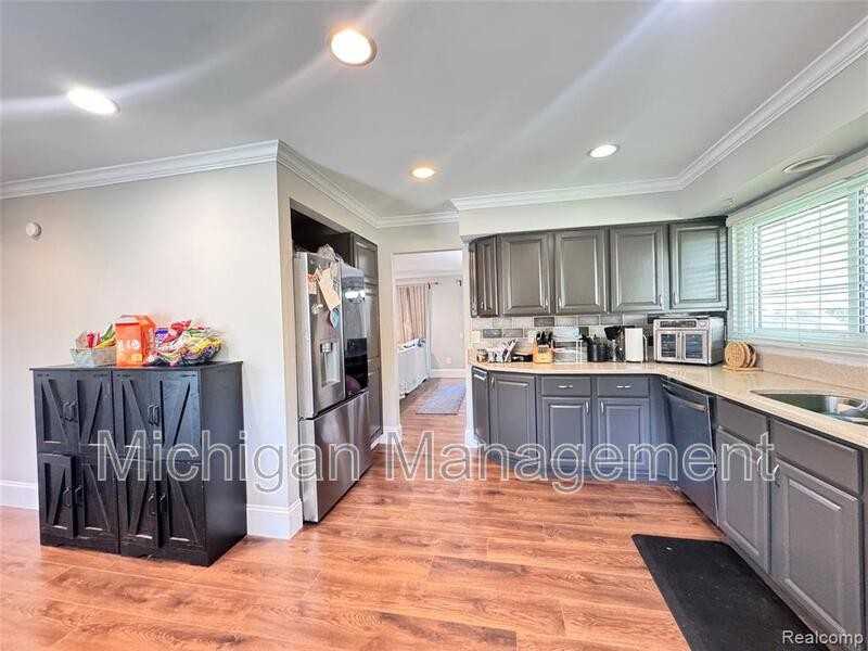 5203 Forestdale Ct - Photo 7 of 41