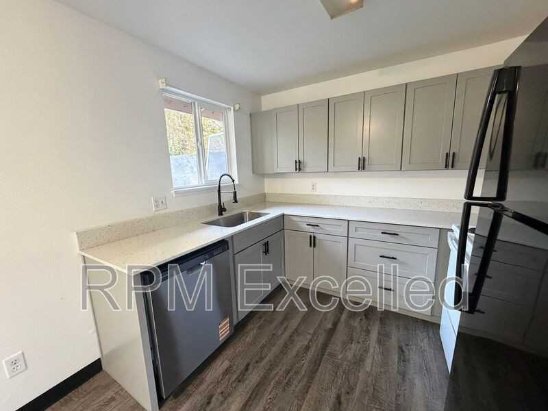 1526 29th St Se - Photo 4 of 9