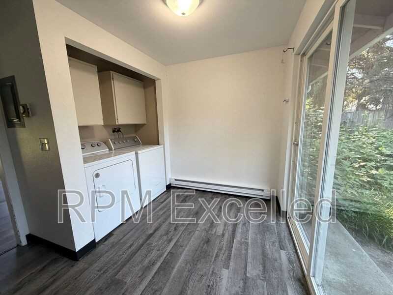 1526 29th St Se - Photo 5 of 9