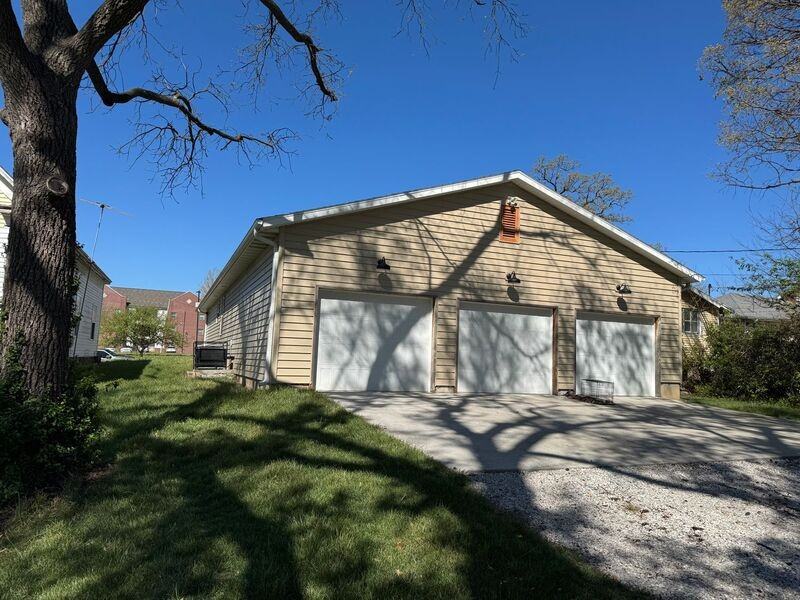 1120 N Clay Ave - Photo 2 of 6