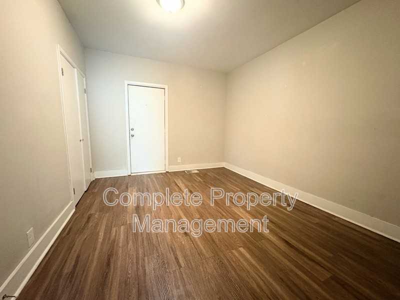 704 Avenue I - Photo 4 of 9