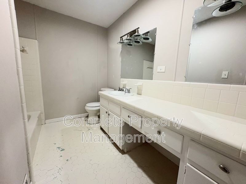 704 Avenue I - Photo 5 of 9
