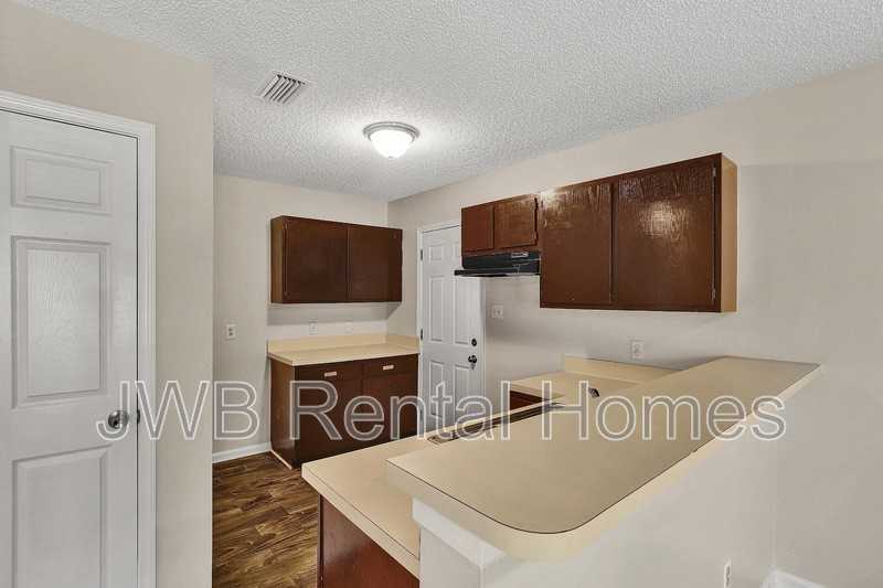 1319 Woods St - Photo 4 of 22