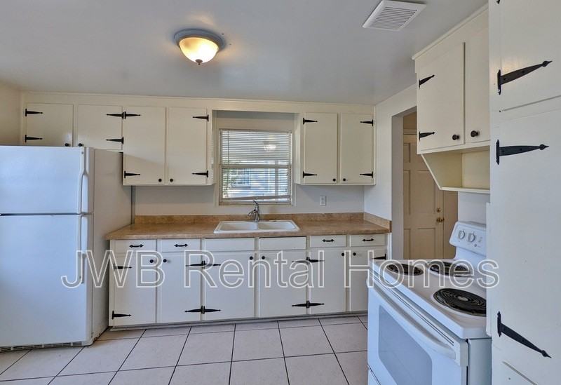 5913 Tampico Rd - Photo 2 of 13