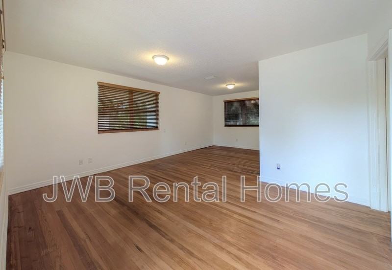 2116 Broward Rd - Photo 4 of 17