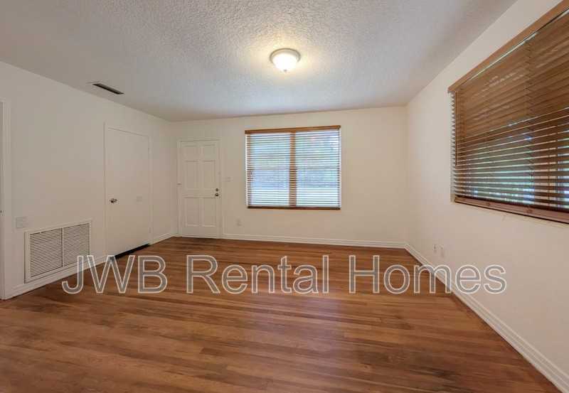 2116 Broward Rd - Photo 5 of 17
