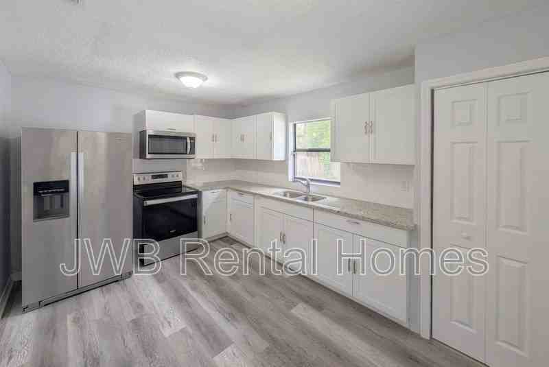 5605 Alta St - Photo 2 of 15