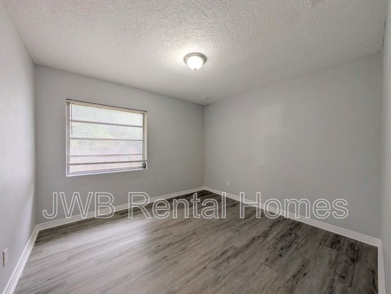 5605 Alta St - Photo 6 of 15