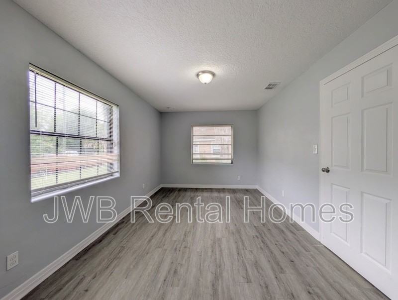 5605 Alta St - Photo 7 of 15