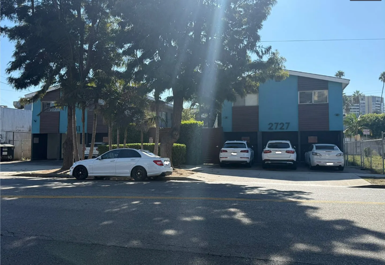 2727 Abbot Kinney Apartments, Venice CA - Photo 2 of 10