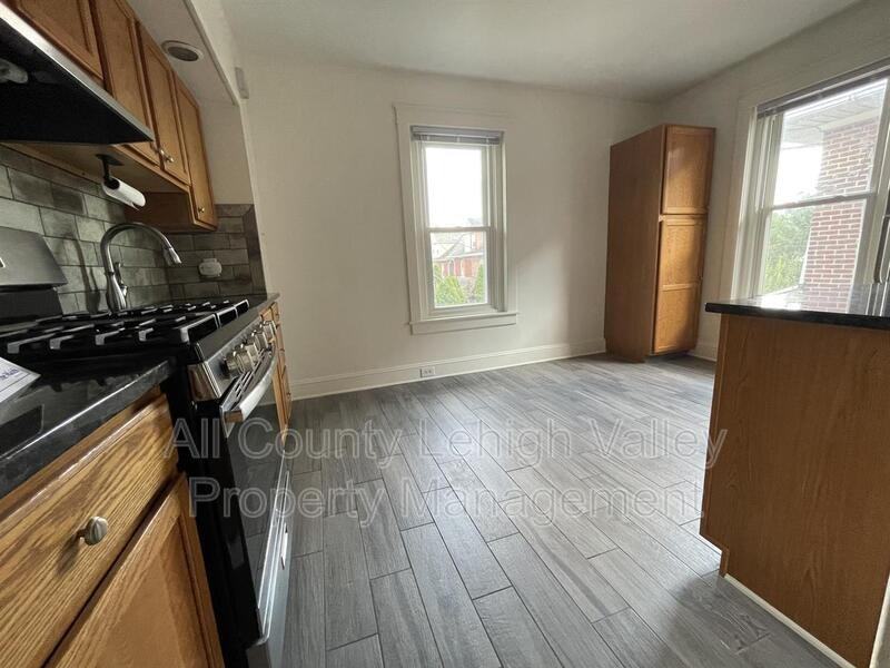 410 4th Ave - Photo 4 of 12