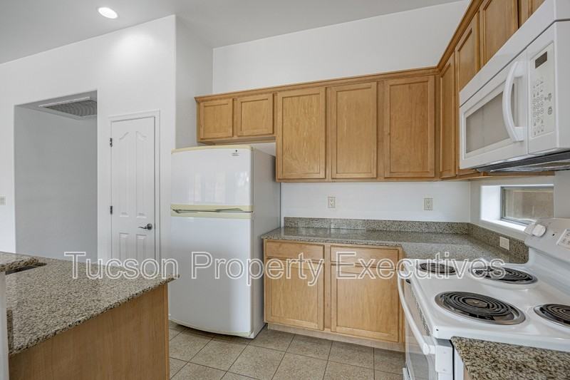 7585 E Picket Fence Ln - Photo 2 of 27