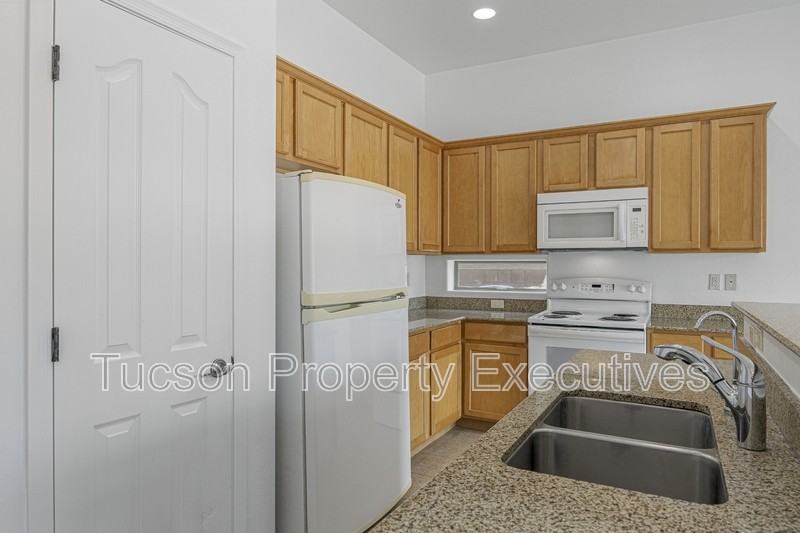 7585 E Picket Fence Ln - Photo 4 of 27