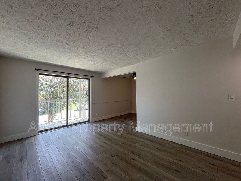 1429 N 34th St #5 - Photo 3 of 10