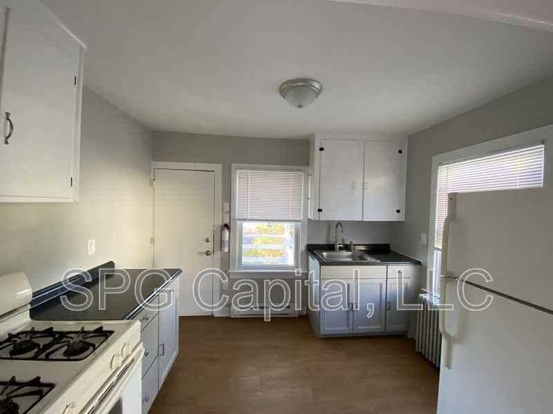 241 York St - Photo 3 of 10
