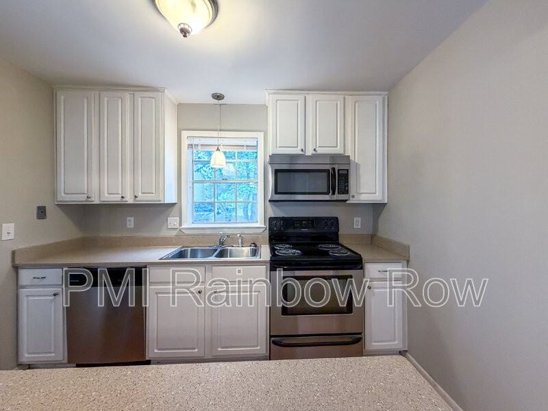 425 Carriage Ln - Photo 2 of 22
