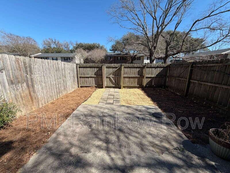 425 Carriage Ln - Photo 3 of 22