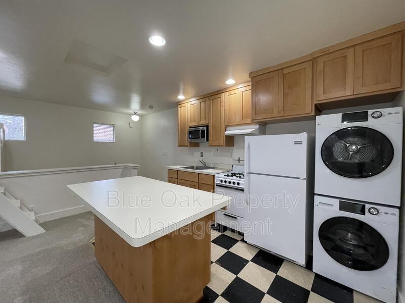 568 E 4th St #B - Photo 4 of 6