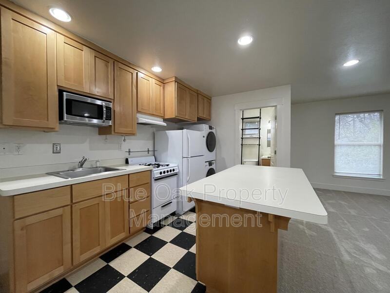 568 E 4th St #B - Photo 5 of 6