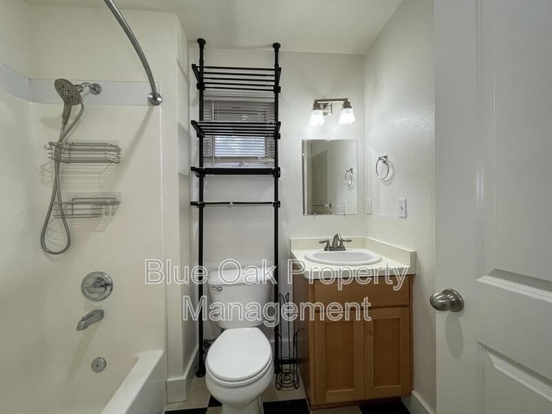 568 E 4th St #B - Photo 6 of 6
