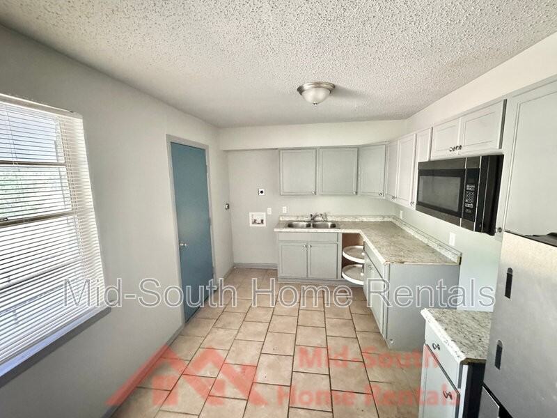487 Williams Ave #04 - Photo 3 of 9
