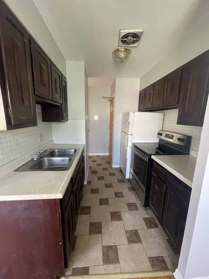 W Thorndale Ave & N Kenmore Ave - Photo 2 of 6