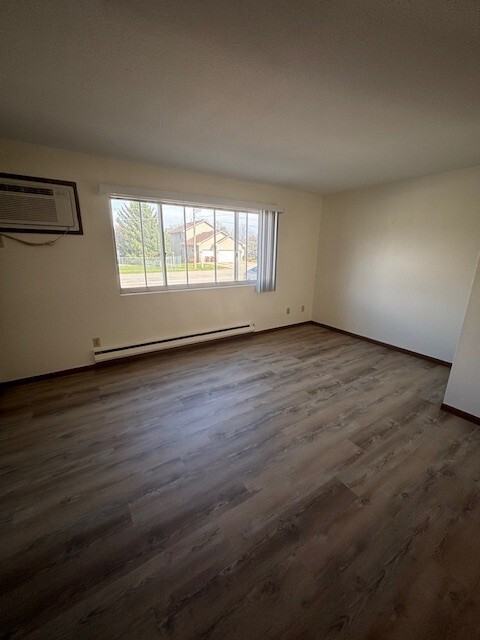 475 Walter Street - Photo 4 of 8