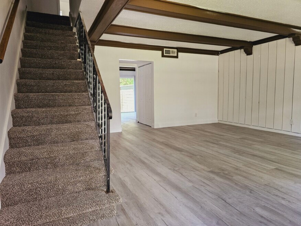 Fountain Court Villas - Photo 3 of 17