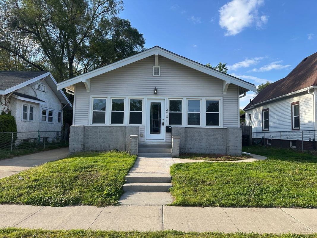 2416 E Walnut St