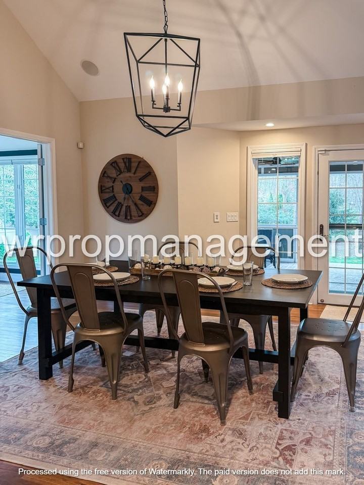 1379 Castlebury Dr - Photo 5 of 14