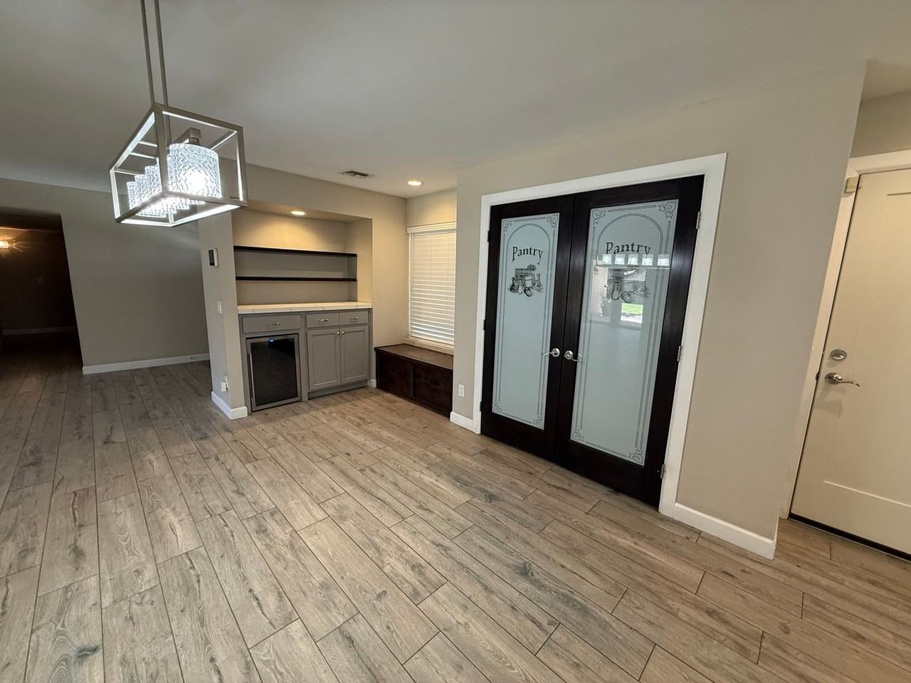 1181 S Hereford Ave - Photo 5 of 31