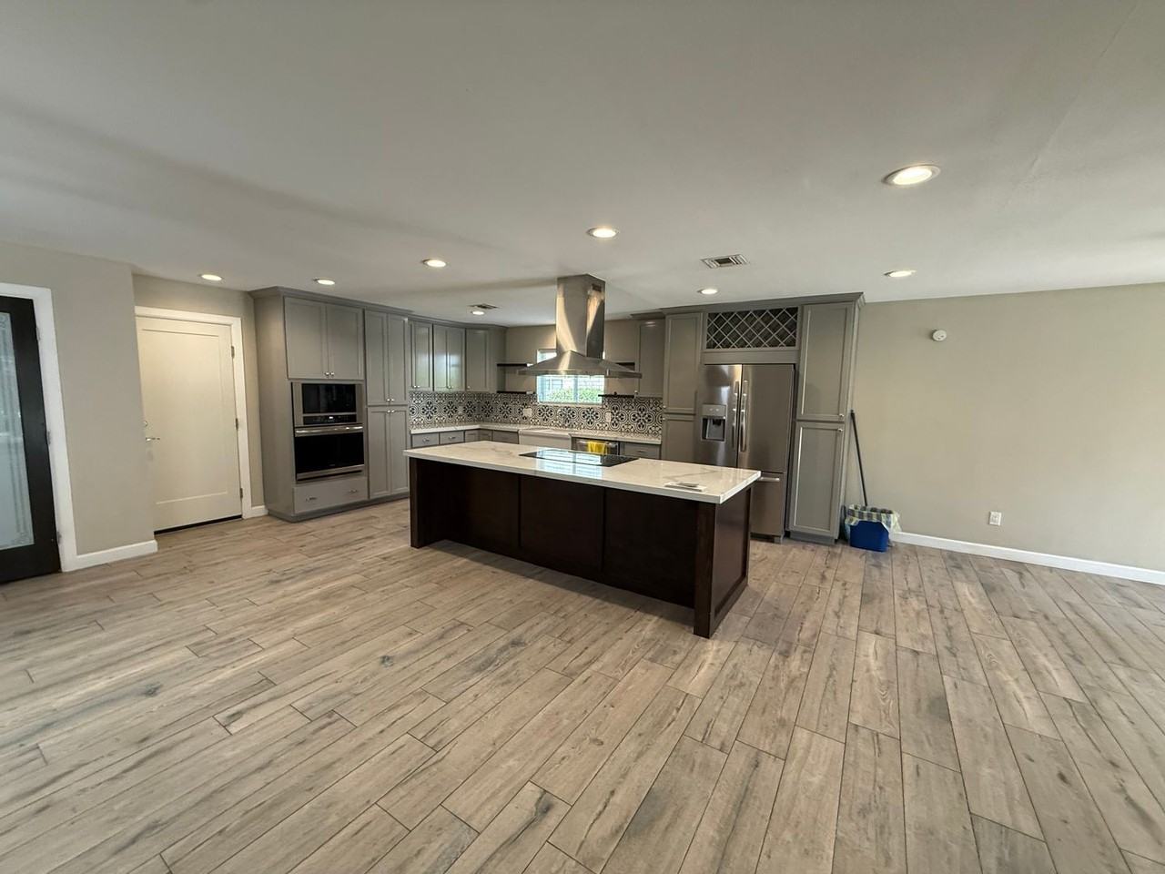 1181 S Hereford Ave - Photo 6 of 31