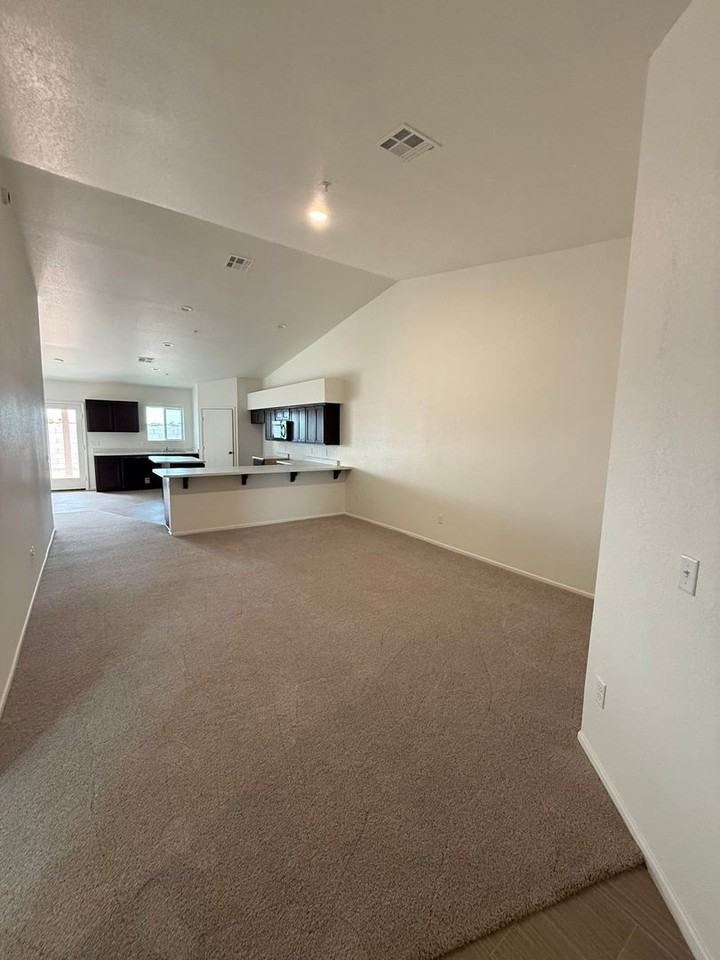 7136 E 39th St - Photo 2 of 20