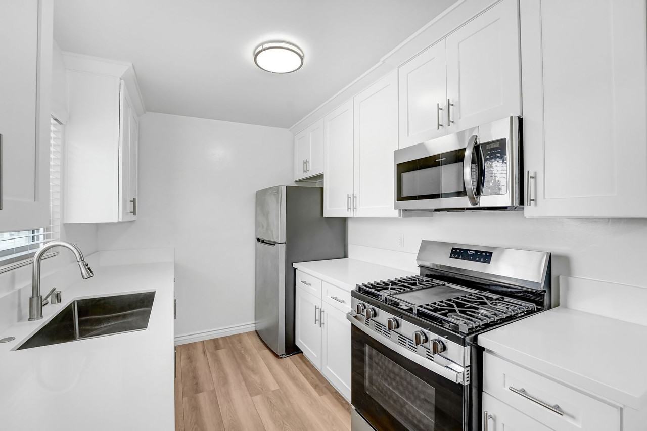 402 Montana Ave in Santa Monica - Photo 2 of 4
