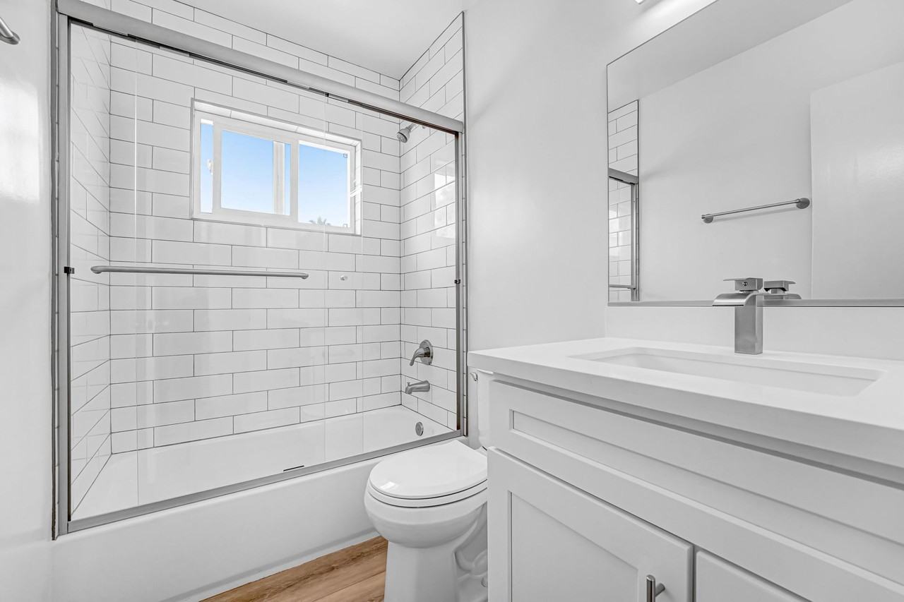 402 Montana Ave in Santa Monica - Photo 3 of 4