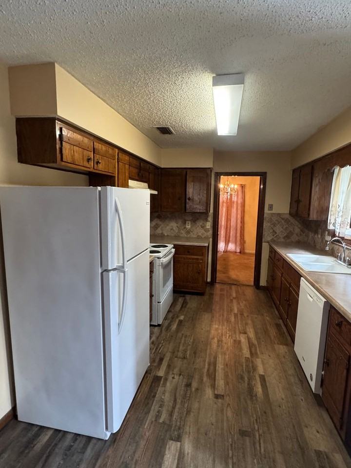 3324 Cross Creek Dr - Photo 2 of 19