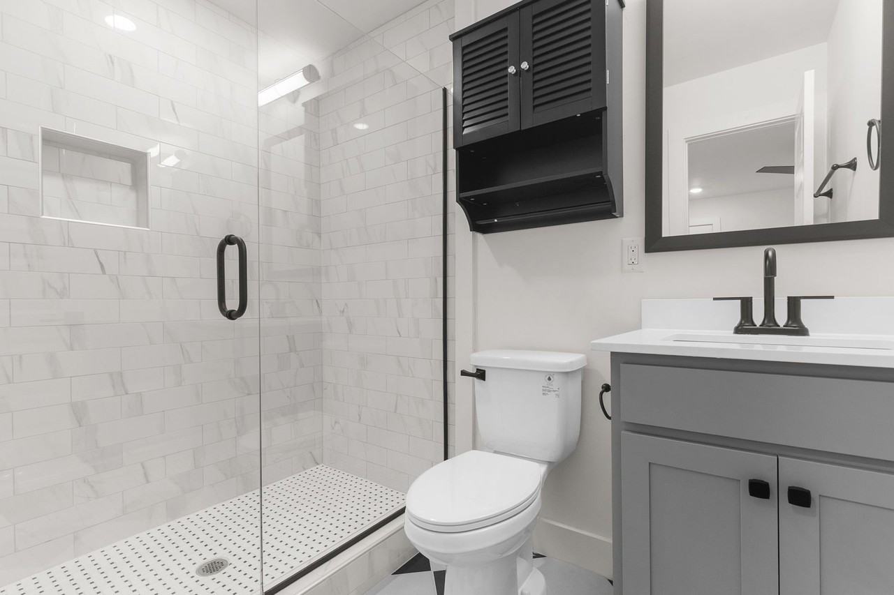 Riviera Apartments - Photo 5 of 6