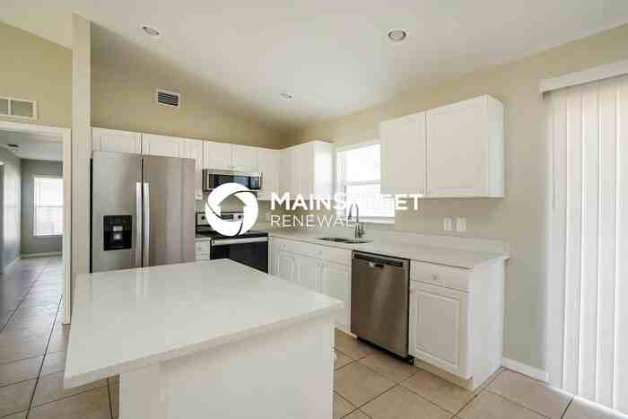221 Nw 25th St - Photo 7 of 16