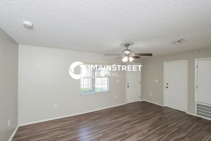 944 Kentucky Ave - Photo 4 of 16