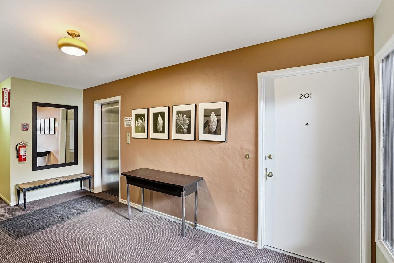 405 Bellevue Ave - Photo 5 of 34