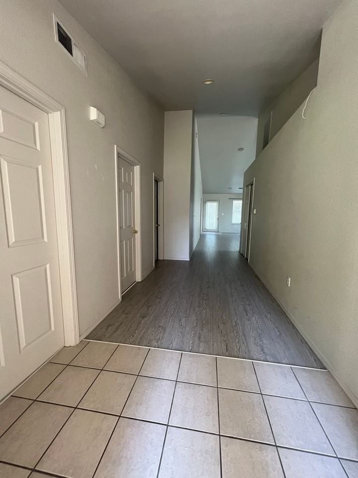 925 Hanks St - Photo 6 of 11