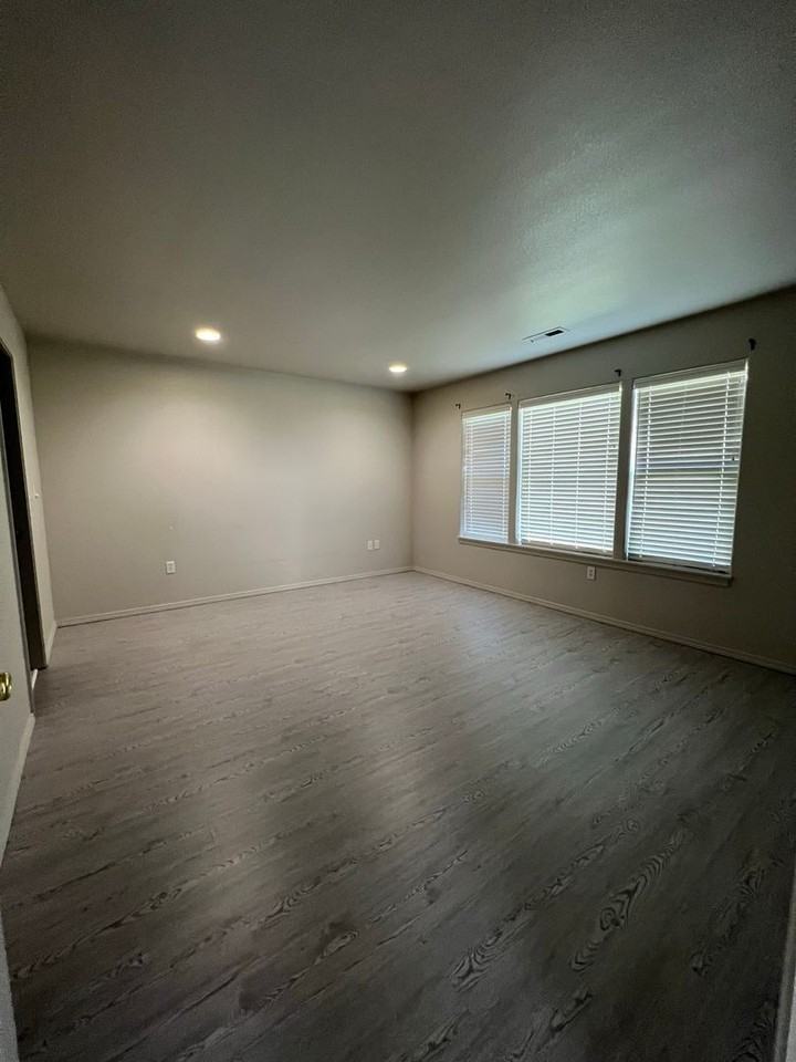 925 Hanks St - Photo 7 of 11