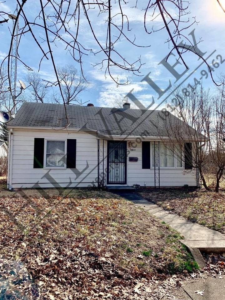 2304 S 10th 1/2 St - Photo 2 of 15